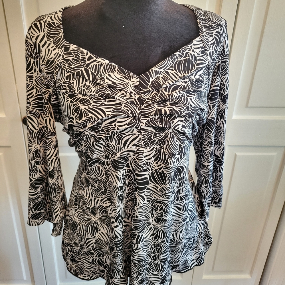 y2k Black and White Babydoll Top with Sweetheart Neckline and Sash in Back sz L
